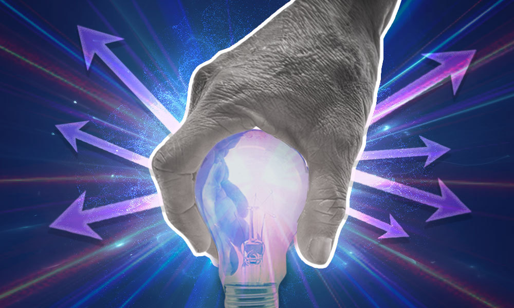 hand holding a lightbulb