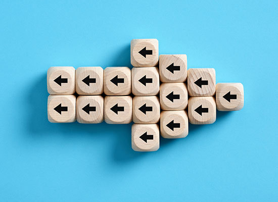 a big arrow pointing right with smaller arrows inside point the opposite way