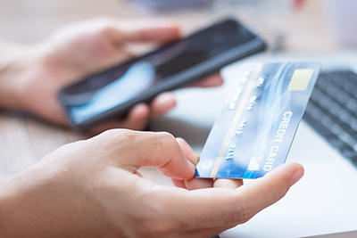 Man makes mobile payment using credit card